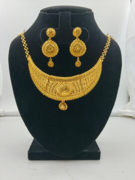 Gold-Plated Classic Choker with Ornate Mesh Patterns and Sunburst Earrings