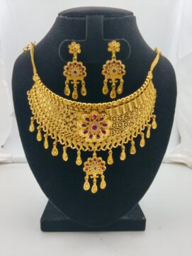 Exquisite Gold-Plated Choker with Ruby-Pink Accents and Matching Floral Drop Earrings